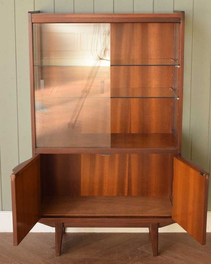 アンティークのキャビネット　アンティーク家具　本棚や飾り棚に使えるヴィンテージ家具、引き戸タイプのガラスキャビネット。慣れ親しんだ引き戸タイプのたっぷり収納扉は日本人の私たち向けに引き戸。(x-1283-f)