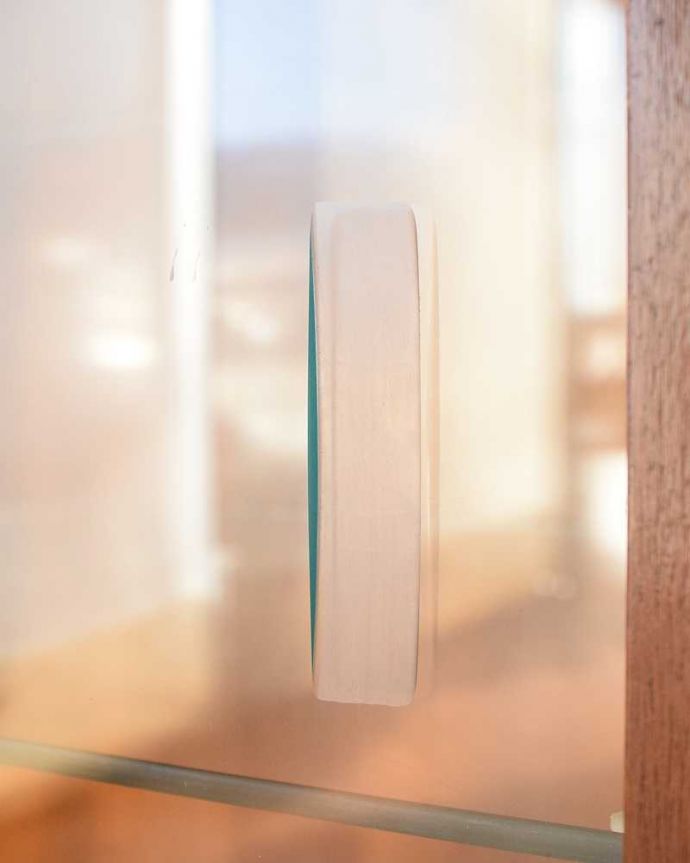 アンティークのキャビネット　アンティーク家具　本棚や飾り棚に使えるヴィンテージ家具、引き戸タイプのガラスキャビネット。ガラス戸の取っ手引き戸のガラス戸の取っ手です。(x-1283-f)