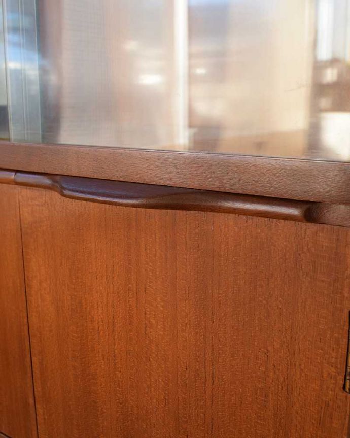 アンティークのキャビネット　アンティーク家具　本棚や飾り棚に使えるヴィンテージ家具、引き戸タイプのガラスキャビネット。こんな所もスタイリッシュ家具に似合うシンプルな取っ手。(x-1283-f)