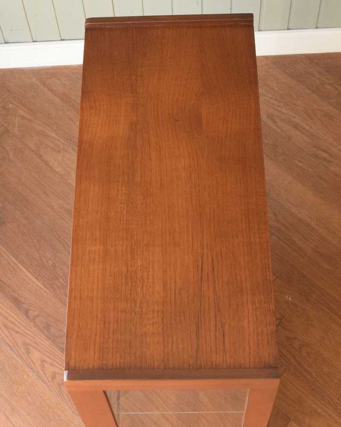 アンティークのキャビネット　アンティーク家具　本棚や飾り棚に使えるヴィンテージ家具、引き戸タイプのガラスキャビネット。天板の塗装もキレイに仕上げましたヴィンテージの家具は修復方法が様々。(x-1283-f)