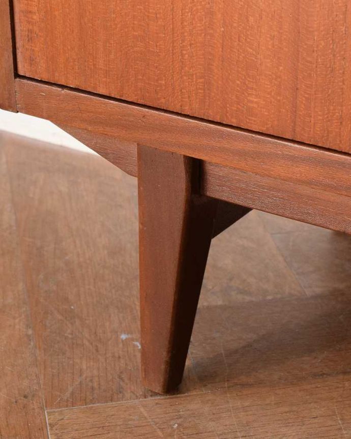 アンティークのキャビネット　アンティーク家具　本棚や飾り棚に使えるヴィンテージ家具、引き戸タイプのガラスキャビネット。スッキリとした脚の裏には…Handleの家具の脚裏にはフェルトキーパーをお付けしています。(x-1283-f)