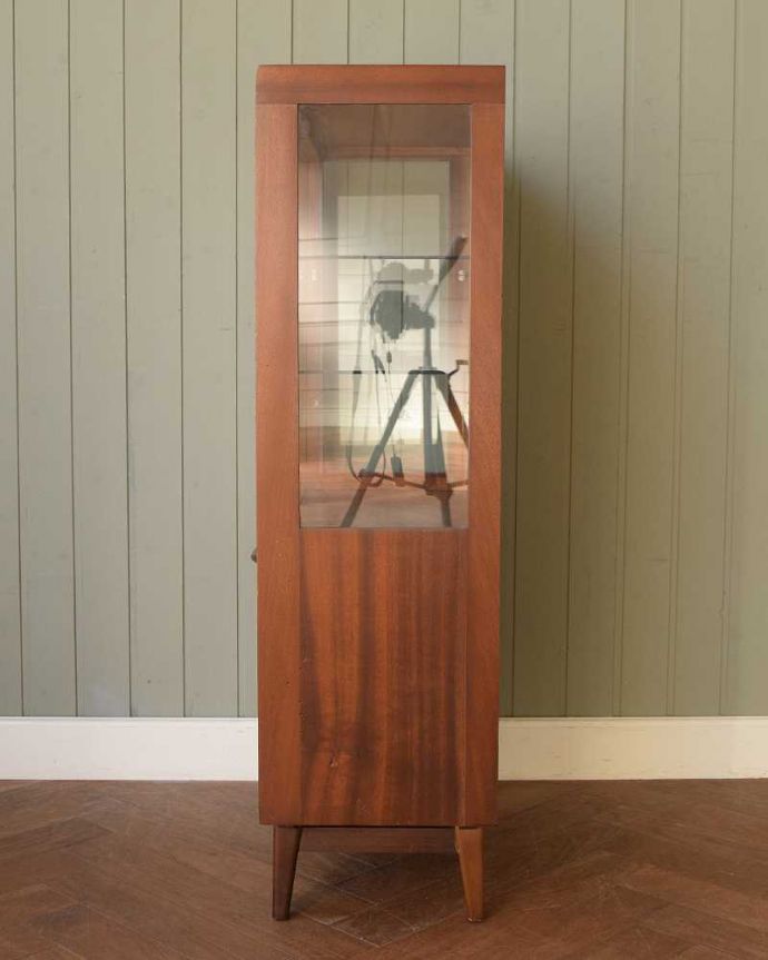 アンティークのキャビネット　アンティーク家具　本棚や飾り棚に使えるヴィンテージ家具、引き戸タイプのガラスキャビネット。横から見てもスッキリどこから見てもスッキリとしてステキなヴィンテージ家具。(x-1283-f)