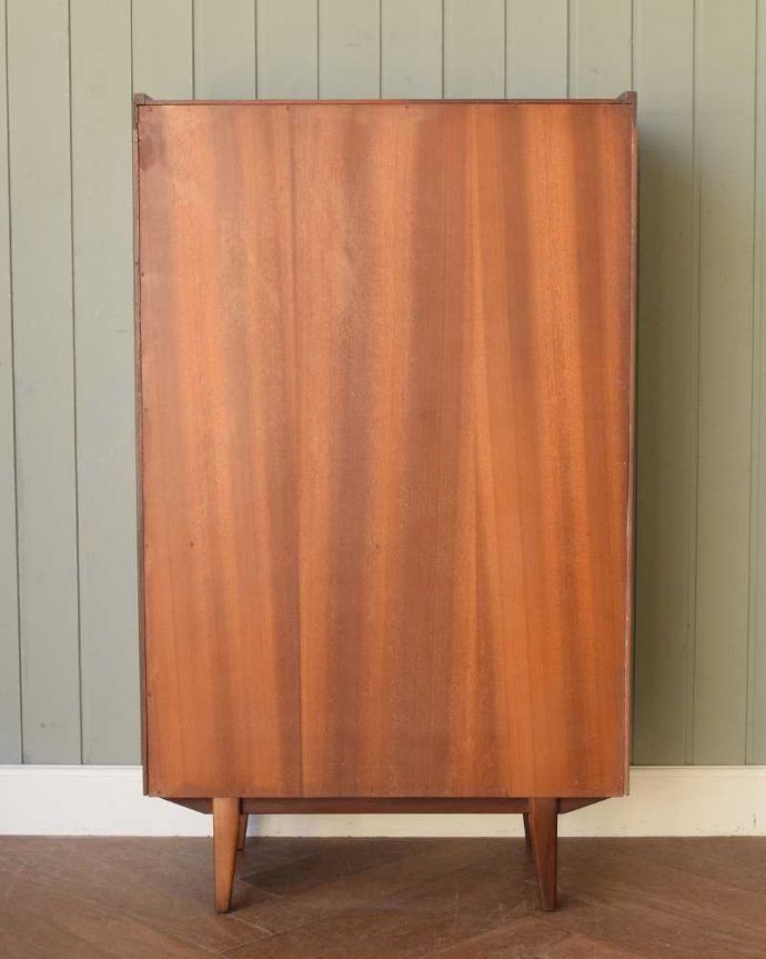 アンティークのキャビネット　アンティーク家具　本棚や飾り棚に使えるヴィンテージ家具、引き戸タイプのガラスキャビネット。後ろ姿もキレイですビンテージは新品ではないので、もちろん経年変化によるキズはあります。(x-1283-f)