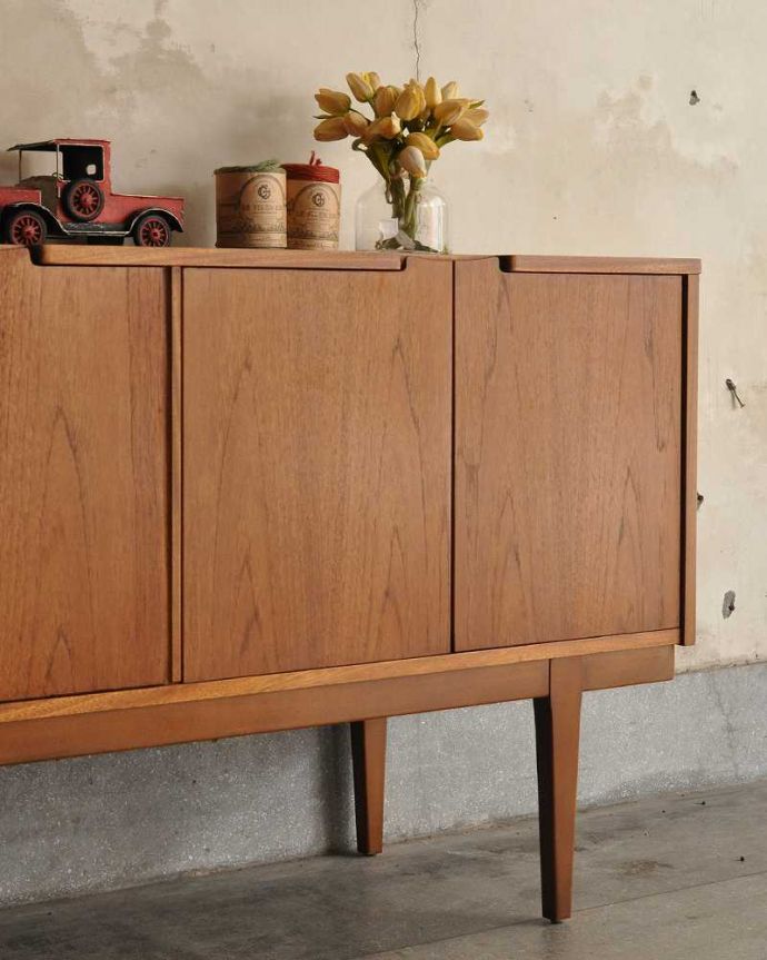 アンティークのキャビネット　アンティーク家具　北欧インテリアに合うビンテージ家具、ネイサン社のチーク材サイドボード。ヴィンテージ家具らしいあたたかさ。(x-1284-f)