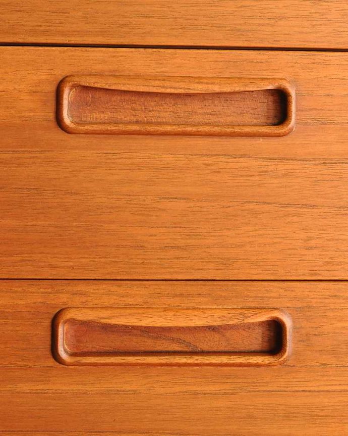 アンティークのキャビネット　アンティーク家具　北欧インテリアに合うビンテージ家具、ネイサン社のチーク材サイドボード。デザインの一部になっている取っ手取っ手のデザインもシンプルかつ機能的に。(x-1284-f)