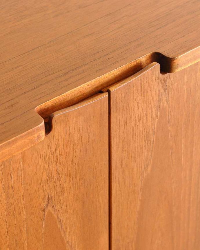 アンティークのキャビネット　アンティーク家具　北欧インテリアに合うビンテージ家具、ネイサン社のチーク材サイドボード。扉の木目があたたかさを演出クールなデザインなのに、なんだかほっとするあたたかさ。(x-1284-f)