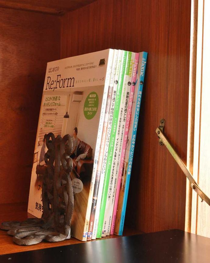 アンティークのキャビネット　アンティーク家具　北欧インテリアに合うビンテージ家具、ネイサン社のチーク材サイドボード。扉の中は収納たっぷりA4サイズの雑誌までしっかり収納出来ちゃう大きさ。(x-1284-f)