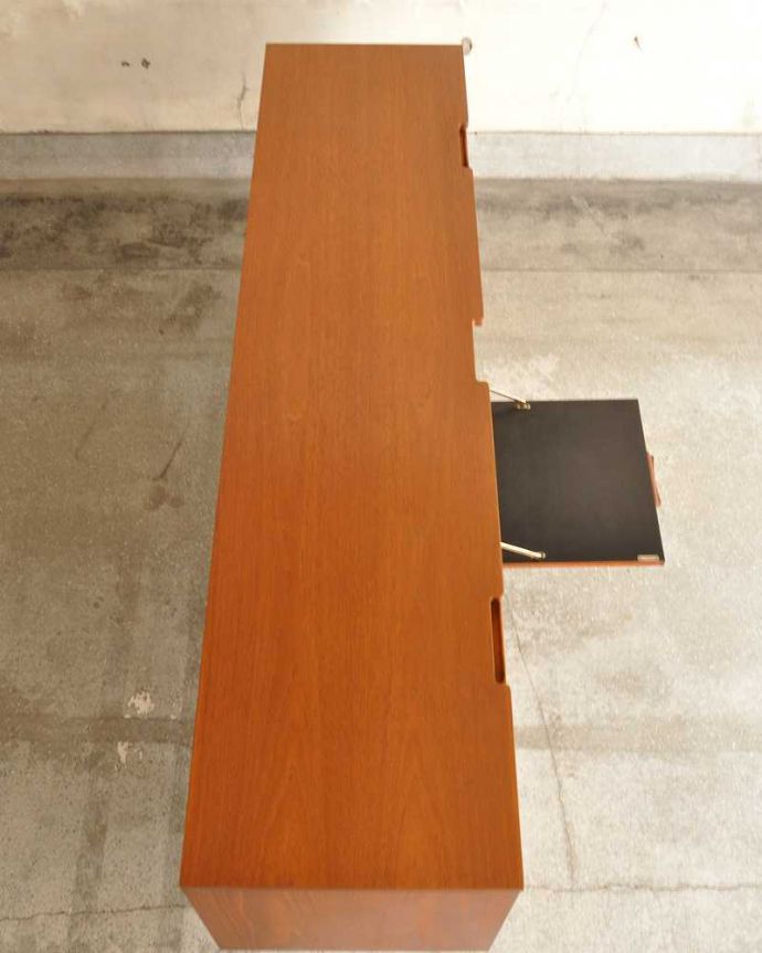 アンティークのキャビネット　アンティーク家具　北欧インテリアに合うビンテージ家具、ネイサン社のチーク材サイドボード。天板の塗装もキレイに仕上げましたヴィンテージの家具は修復方法が様々。(x-1284-f)