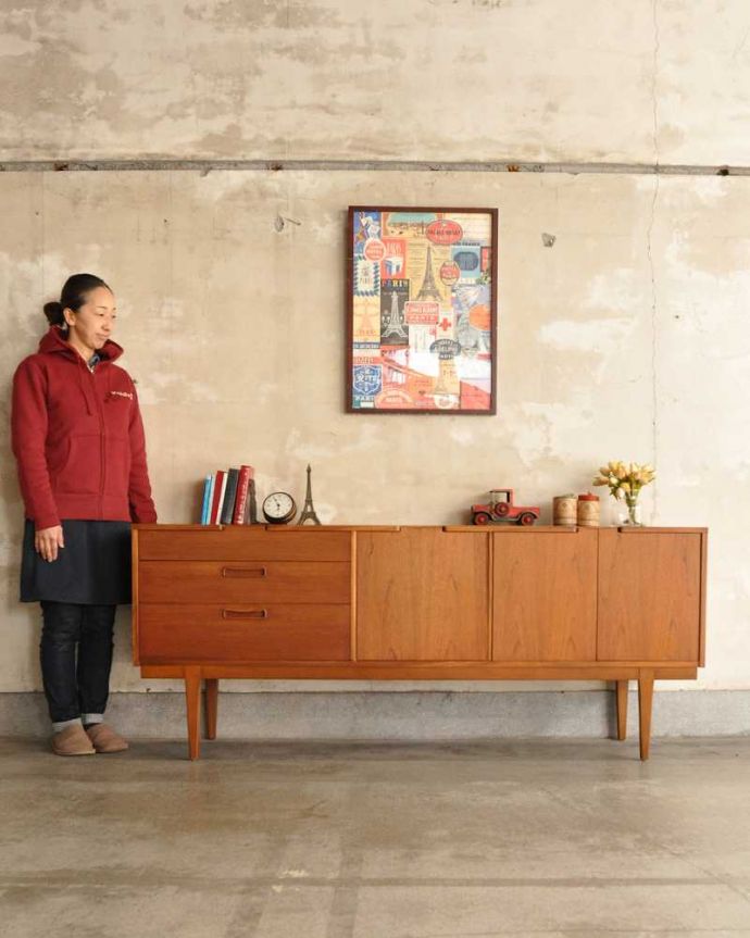 アンティークのキャビネット　アンティーク家具　北欧インテリアに合うビンテージ家具、ネイサン社のチーク材サイドボード。人気のヒミツは北欧スタイルのデザインやっぱりスッキリとカッコイイ北欧デザインが人気のサイドボード。(x-1284-f)