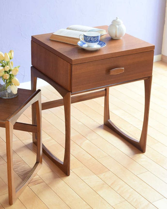 G-PLAN(Gプラン)　アンティーク家具　G-PLAN社、クヮドリールシリーズのネストテーブル、北欧テイストのヴィンテージ家具。クールに決まるスッキリデザイン。(x-1285-f)