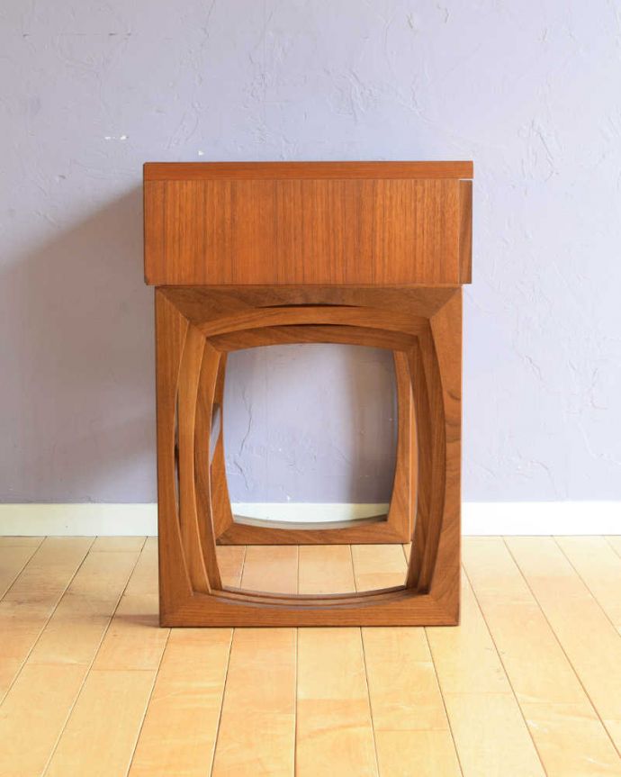 G-PLAN(Gプラン)　アンティーク家具　G-PLAN社、クヮドリールシリーズのネストテーブル、北欧テイストのヴィンテージ家具。横から見てみると･･･3つがキレイに重なって、さらにスッキリとカッコイイ姿。(x-1285-f)