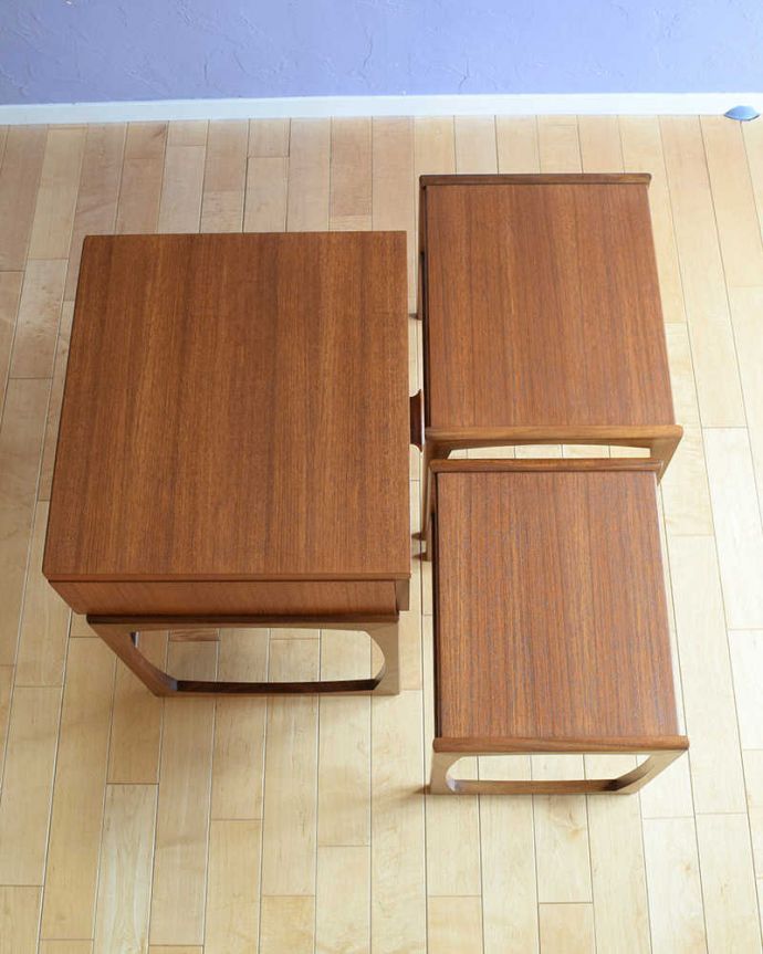 G-PLAN(Gプラン)　アンティーク家具　G-PLAN社、クヮドリールシリーズのネストテーブル、北欧テイストのヴィンテージ家具。3つを並べて上から見てみましょうHandleではアンティーク家具専門の職人が見えない場所にもこだわっています。(x-1285-f)