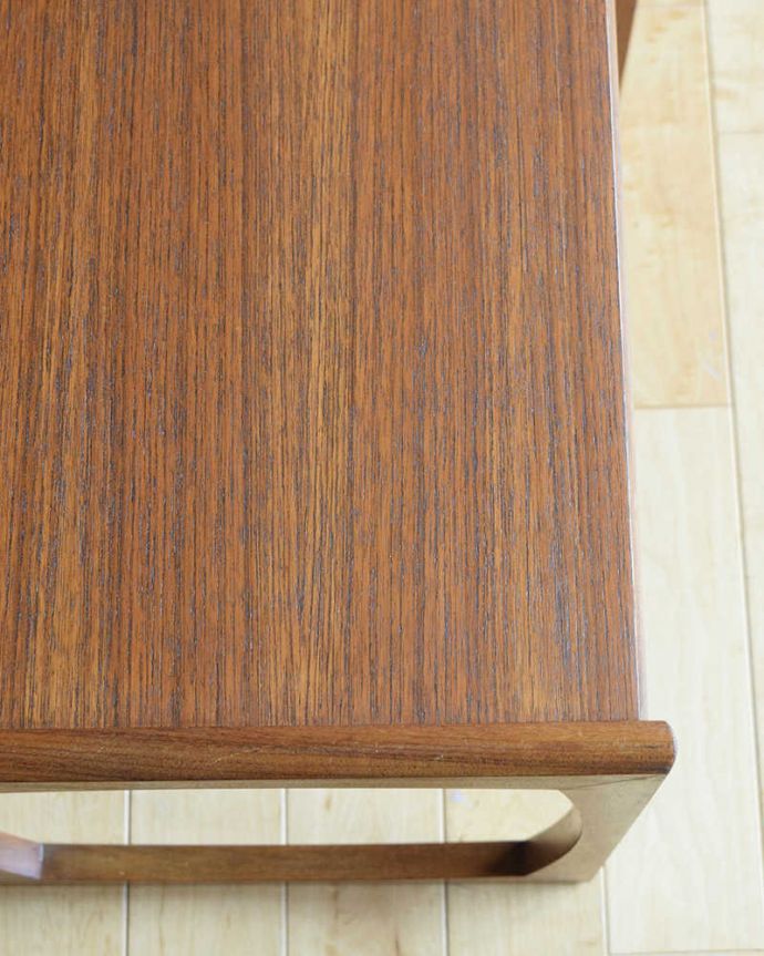 G-PLAN(Gプラン)　アンティーク家具　G-PLAN社、クヮドリールシリーズのネストテーブル、北欧テイストのヴィンテージ家具。近くで見てみると･･･修復の際、塗装も一度剥離してキレイに修復しているのでピッカピカです。(x-1285-f)