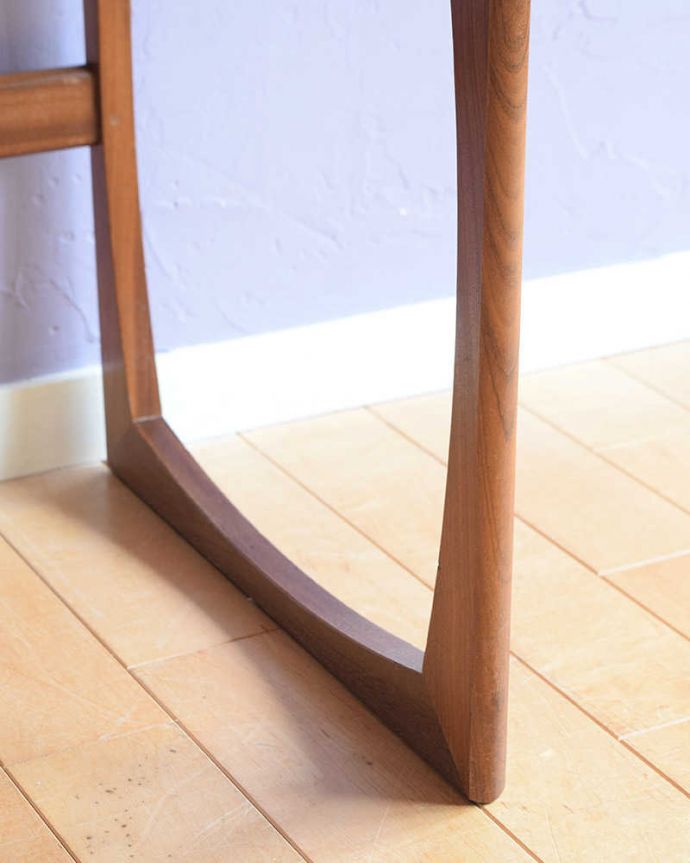 G-PLAN(Gプラン)　アンティーク家具　G-PLAN社、クヮドリールシリーズのネストテーブル、北欧テイストのヴィンテージ家具。持ち上げなくても移動できます！Handleのアンティークは、脚の裏にフェルトキーパーをお付けしていますので、床を滑らせてれば移動が簡単です。(x-1285-f)