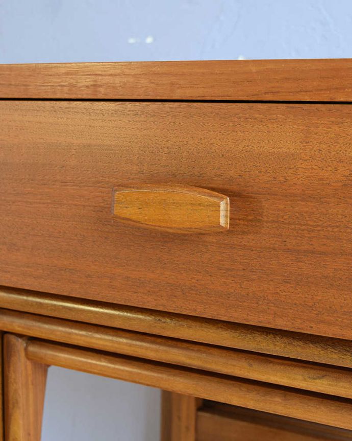 G-PLAN(Gプラン)　アンティーク家具　G-PLAN社、クヮドリールシリーズのネストテーブル、北欧テイストのヴィンテージ家具。デザインの一部になっている取っ手取っ手のデザインもシンプルかつ機能的に。(x-1285-f)