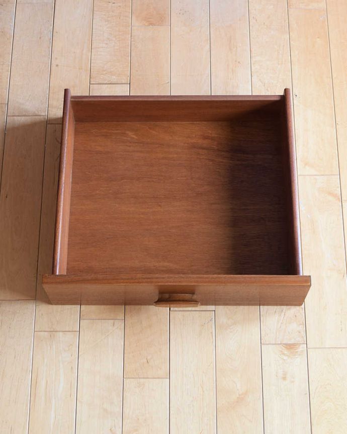 G-PLAN(Gプラン)　アンティーク家具　G-PLAN社、クヮドリールシリーズのネストテーブル、北欧テイストのヴィンテージ家具。キレイにお直ししましたちょっとした引き出しはとっても便利に使えます。(x-1285-f)