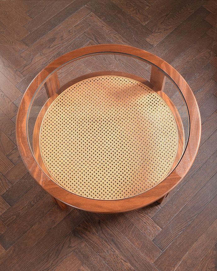 G-PLAN(Gプラン) アンティーク家具 初めて見つけたG-planのヴィンテージのガラストップコーヒーテーブル。上から見るとこんな感じやっぱりテーブルは天板が重要。(x-1287-f)