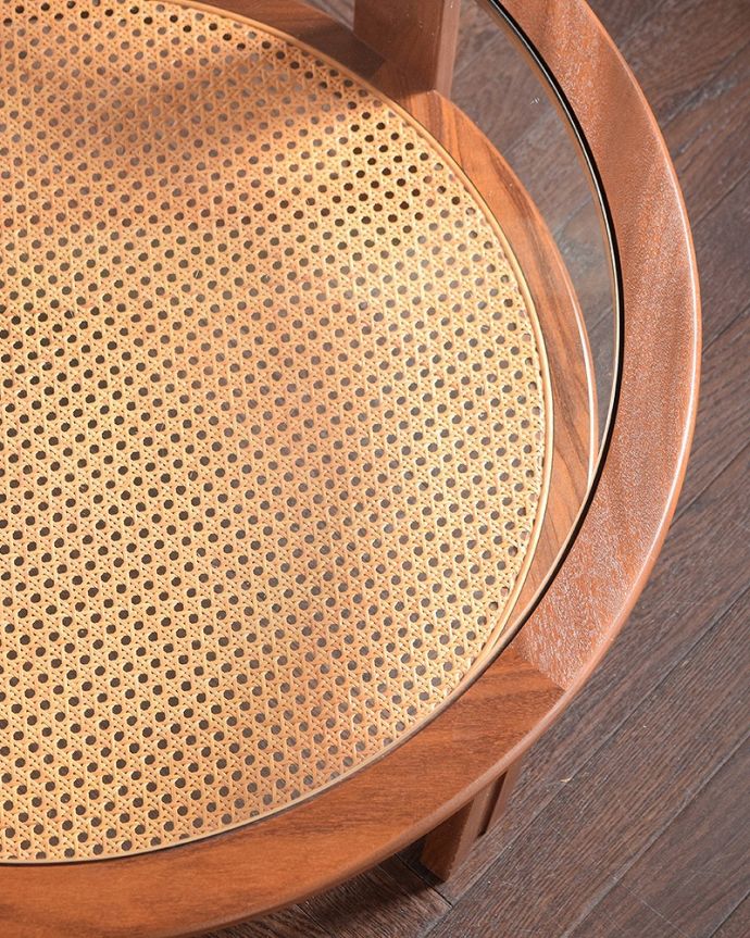 G-PLAN(Gプラン) アンティーク家具 初めて見つけたG-planのヴィンテージのガラストップコーヒーテーブル。天板を近くで見てみると・・・こんな感じでとってもキレイです!気になる方には新しいガラス天板に取り替えてお届けします。(x-1287-f)