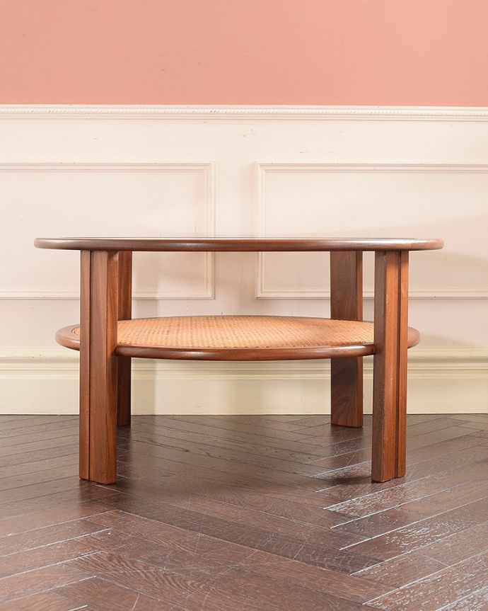 G-PLAN(Gプラン) アンティーク家具 初めて見つけたG-planのヴィンテージのガラストップコーヒーテーブル。横から見てもカッコイイ北欧スタイルの家具はデザインがステキだから、横から見た姿も絵になるカッコよさ!。(x-1287-f)