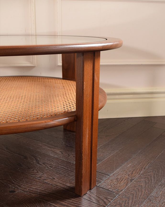 G-PLAN(Gプラン) アンティーク家具 初めて見つけたG-planのヴィンテージのガラストップコーヒーテーブル。女性1人でラクラク運べちゃう仕掛けHandleのアンティークは、脚の裏にフェルトキーパーをお付けしています。(x-1287-f)