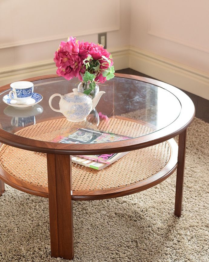 G-PLAN(Gプラン) アンティーク家具 初めて見つけたG-planのヴィンテージのガラストップコーヒーテーブル。木×ガラスが作り出すクールな優しさあたたかい木材の上にクールなガラス天板を乗せたシンプルなデザインは、見た目だけじゃなく使い勝手もバツグン。(x-1287-f)