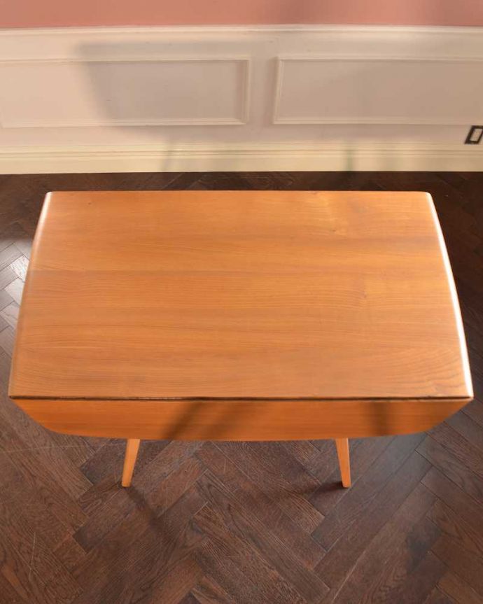 アーコールの家具 アンティーク家具 3つのサイズが楽しめるアーコール社のヴィンテージドロップリーフテーブル(スクエア)。畳むとこんなにスリムなサイズリーフを閉じた状態のテーブルを上から見るとこんな感じ。(x-1288-f)