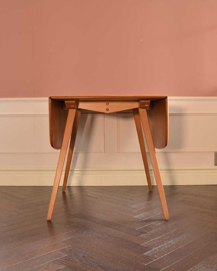 アーコールの家具 アンティーク家具 3つのサイズが楽しめるアーコール社のヴィンテージドロップリーフテーブル(スクエア)。横から見てもステキ使わないときは、たたんで壁につけておけば、お部屋が広く使えます。(x-1288-f)