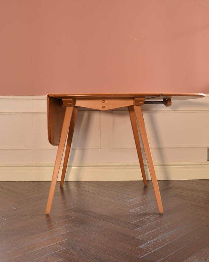 アーコールの家具 アンティーク家具 3つのサイズが楽しめるアーコール社のヴィンテージドロップリーフテーブル(スクエア)。片方だけ開いても・・・リーフは片方ずつ広がるので、3WAYで使えます。(x-1288-f)