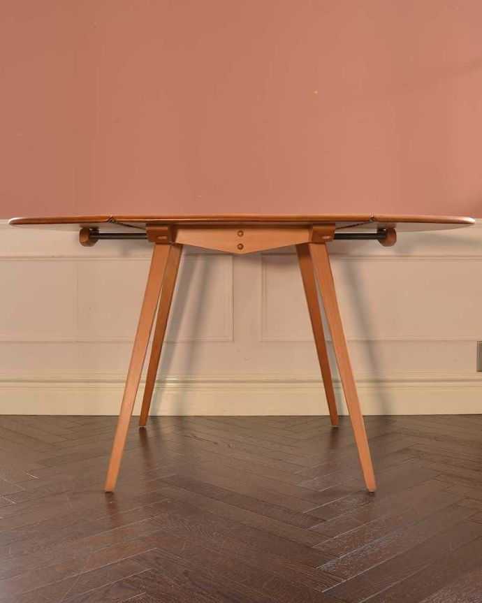 アーコールの家具 アンティーク家具 3つのサイズが楽しめるアーコール社のヴィンテージドロップリーフテーブル(スクエア)。両方開いたらこんな感じスッキリとしたアーコールの家具は、テーブルにしてはめずらしく幕板と言って天板の下に板がない特殊な構造です。(x-1288-f)