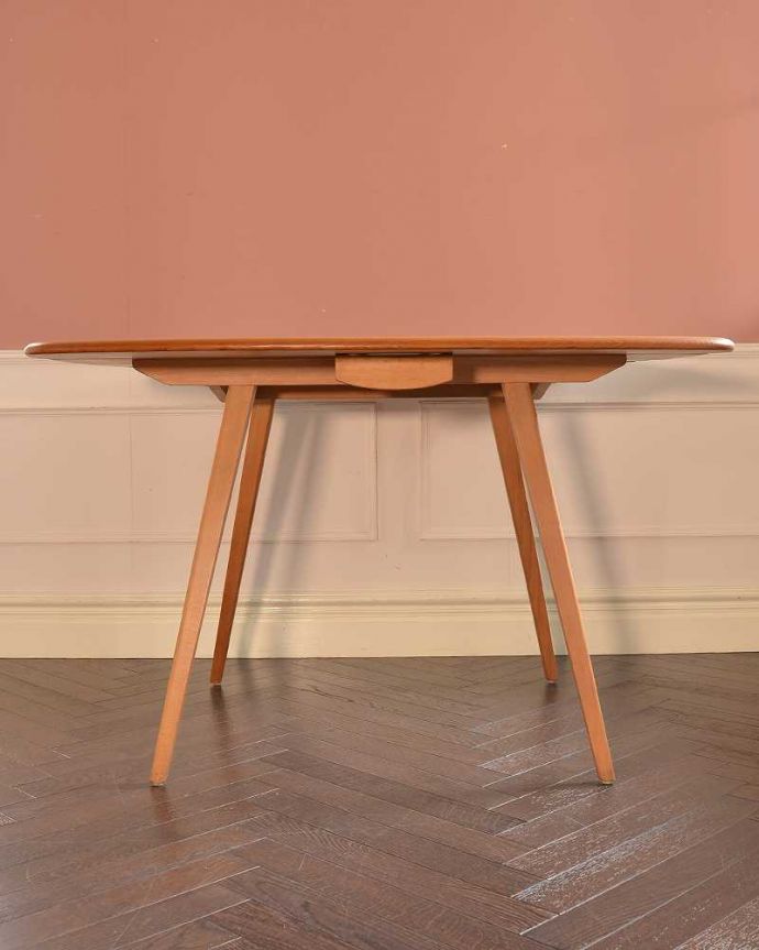 アーコールの家具 アンティーク家具 3つのサイズが楽しめるアーコール社のヴィンテージドロップリーフテーブル(スクエア)。クルッと回転!アンティークは新品ではないので、もちろん経年変化によるキズはありますが、専門の職人がキレイにお直しをしているので、どこから見てもキレイです。(x-1288-f)