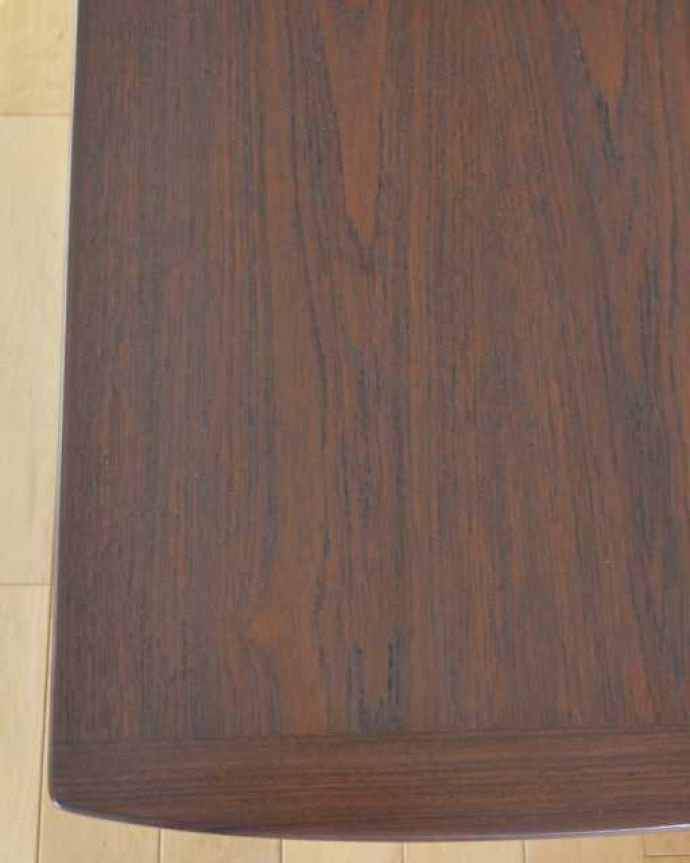 G-PLAN(Gプラン)　アンティーク家具　G-planのオシャレなヴィンテージ家具、北欧スタイルのセンターテーブル。近づいて見てみると･･･天板を近くで見て下さい。(x-1289-f)