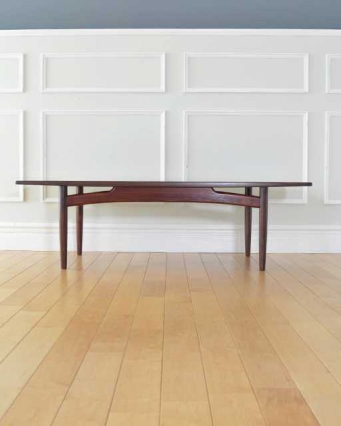 G-PLAN(Gプラン)　アンティーク家具　G-planのオシャレなヴィンテージ家具、北欧スタイルのセンターテーブル。360度、どこから見てもカッコいい！アンティークは新品ではないので、もちろん経年変化によるキズはありますが、専門の職人がしっかりお直しをしているので、どの角度から見てもキレイです。(x-1289-f)