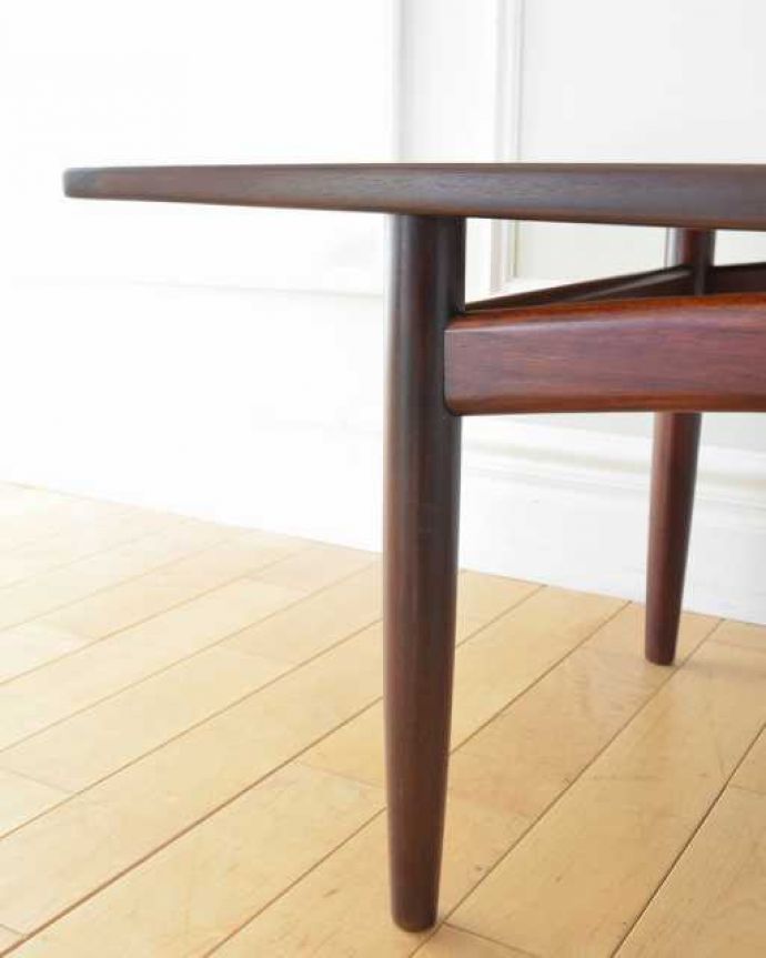 G-PLAN(Gプラン)　アンティーク家具　G-planのオシャレなヴィンテージ家具、北欧スタイルのセンターテーブル。持ち上げなくても移動できます！Handleのアンティークは、脚の裏にフェルトキーパーをお付けしていますので、床を滑らせてれば移動が簡単です。(x-1289-f)