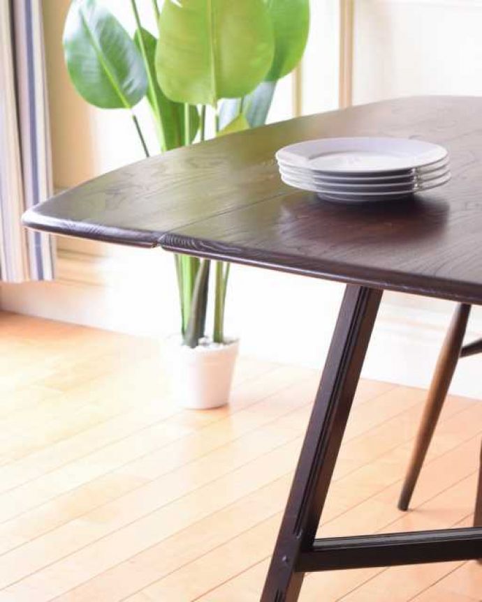 アーコールの家具　アンティーク家具　北欧のヴィンテージ家具、アーコールの伸長式ドロップリーフテーブル。クールな表情の中に見えるアーコールらしい優しさアーコールの家具って、角の落とし方が独特。(x-1290-f)