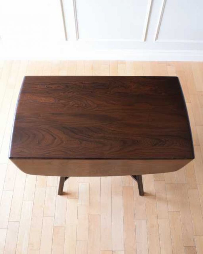 アーコールの家具　アンティーク家具　北欧のヴィンテージ家具、アーコールの伸長式ドロップリーフテーブル。畳むとこんなにスリムなサイズリーフを閉じた状態のテーブルを上から見るとこんな感じ。(x-1290-f)