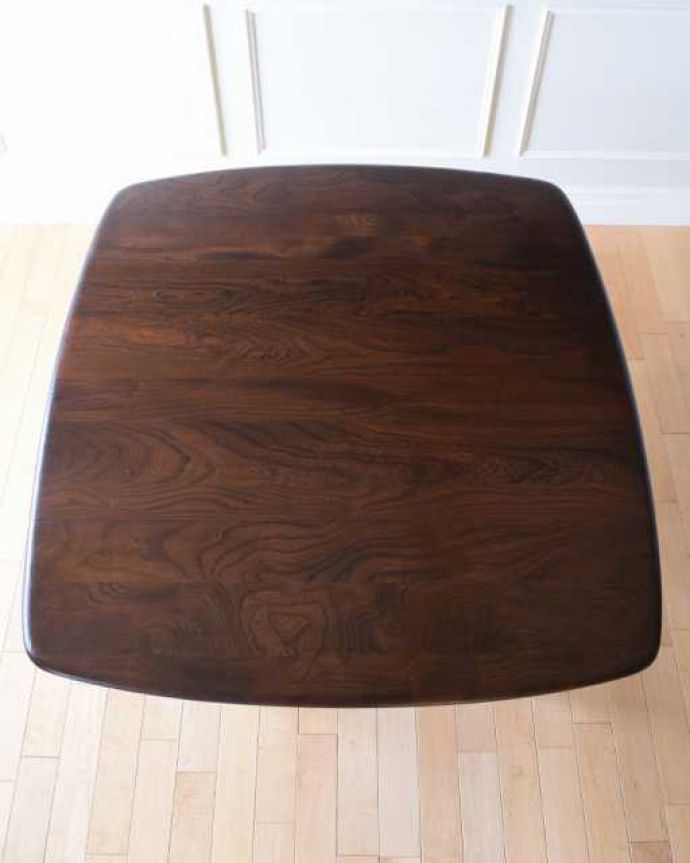 アーコールの家具　アンティーク家具　北欧のヴィンテージ家具、アーコールの伸長式ドロップリーフテーブル。やっぱり気になる天板の仕上げ方テーブルの主役はやっぱり天板。(x-1290-f)