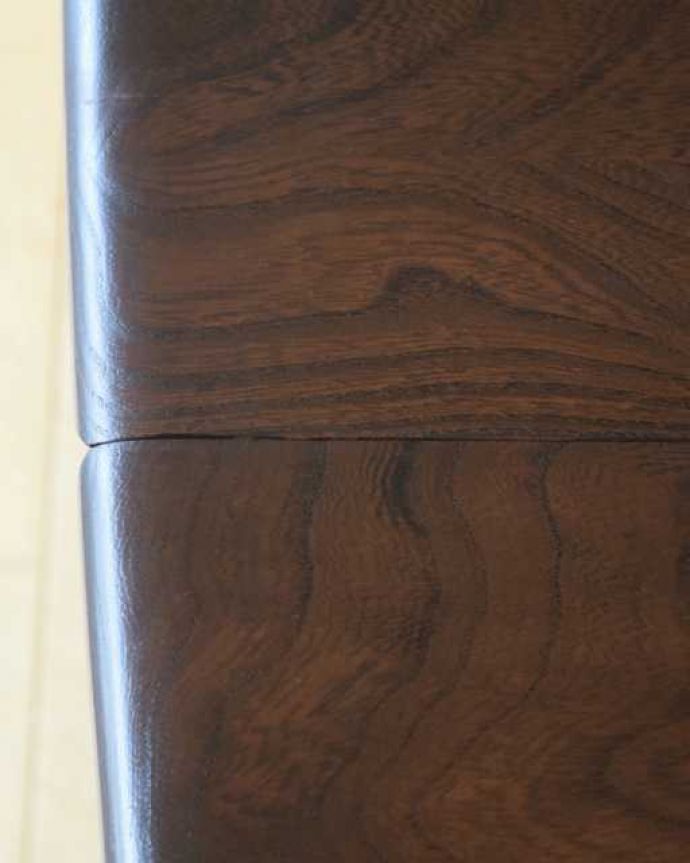 アーコールの家具　アンティーク家具　北欧のヴィンテージ家具、アーコールの伸長式ドロップリーフテーブル。近づいてみるとこんな感じです。(x-1290-f)