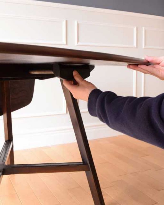 アーコールの家具　アンティーク家具　北欧のヴィンテージ家具、アーコールの伸長式ドロップリーフテーブル。あっという間にサイズが変えれます。(x-1290-f)