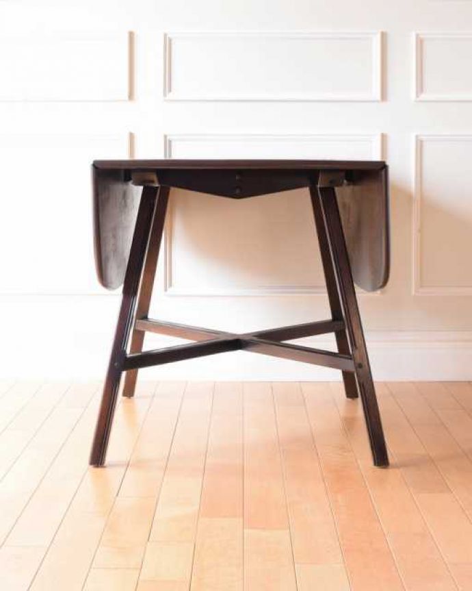 アーコールの家具　アンティーク家具　北欧のヴィンテージ家具、アーコールの伸長式ドロップリーフテーブル。横から見てもステキ使わないときは、たたんで壁につけておけば、お部屋が広く使えます。(x-1290-f)