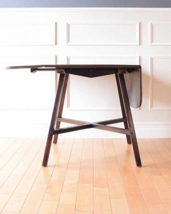 アーコールの家具　アンティーク家具　北欧のヴィンテージ家具、アーコールの伸長式ドロップリーフテーブル。片方だけ開いても･･･リーフは片方ずつ広がるので、3WAYで使えます。(x-1290-f)