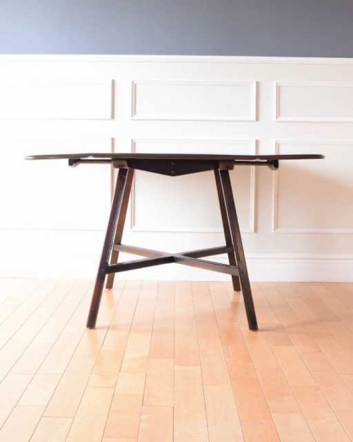 アーコールの家具　アンティーク家具　北欧のヴィンテージ家具、アーコールの伸長式ドロップリーフテーブル。両方開いたらこんな感じスッキリとしたアーコールの家具は、テーブルにしてはめずらしく幕板と言って天板の下に板がない特殊な構造です。(x-1290-f)