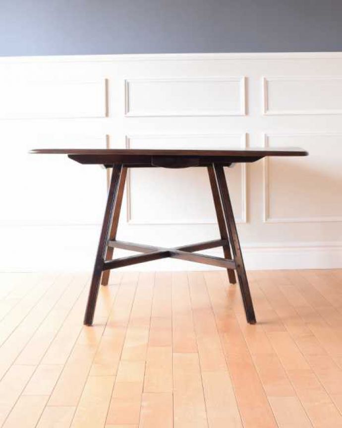 アーコールの家具　アンティーク家具　北欧のヴィンテージ家具、アーコールの伸長式ドロップリーフテーブル。クルッと回転！アンティークは新品ではないので、もちろん経年変化によるキズはありますが、専門の職人がキレイにお直しをしているので、どこから見てもキレイです。(x-1290-f)