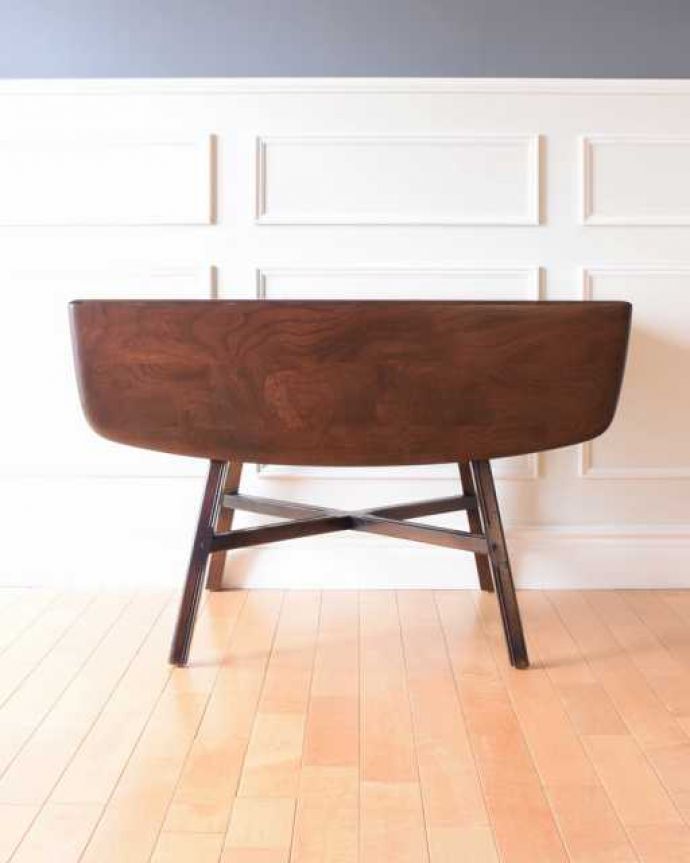 アーコールの家具　アンティーク家具　北欧のヴィンテージ家具、アーコールの伸長式ドロップリーフテーブル。見え方が変わります。(x-1290-f)