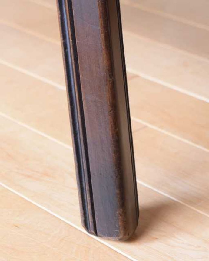 アーコールの家具　アンティーク家具　北欧のヴィンテージ家具、アーコールの伸長式ドロップリーフテーブル。持ち上げなくても移動できます！Handleのアンティークは、脚の裏にフェルトキーパーをお付けしていますので、持ち上げなくても床を滑らせて移動させることが出来ます。(x-1290-f)