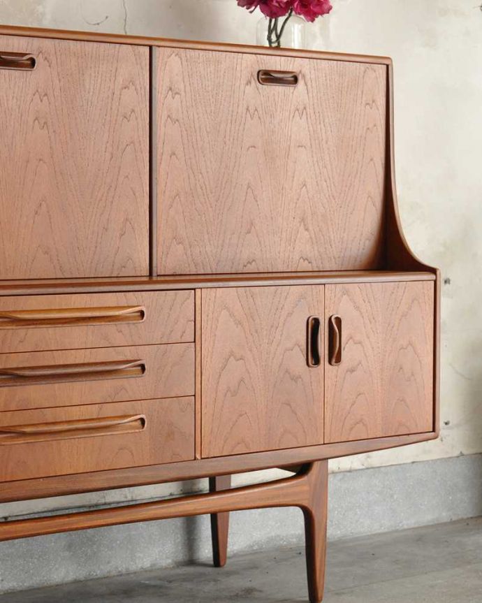 G-PLAN(Gプラン)　アンティーク家具　ヴィンテージの北欧インテリア、収納もたっぷりできるG-planのサイドボード(フレスコ)。ヴィンテージ家具らしいあたたかさ。(x-1291-f)