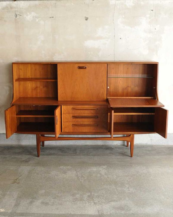 G-PLAN(Gプラン)　アンティーク家具　ヴィンテージの北欧インテリア、収納もたっぷりできるG-planのサイドボード(フレスコ)。扉の奥はたっぷり収納扉を開けると、中にはたっぷりの収納。(x-1291-f)