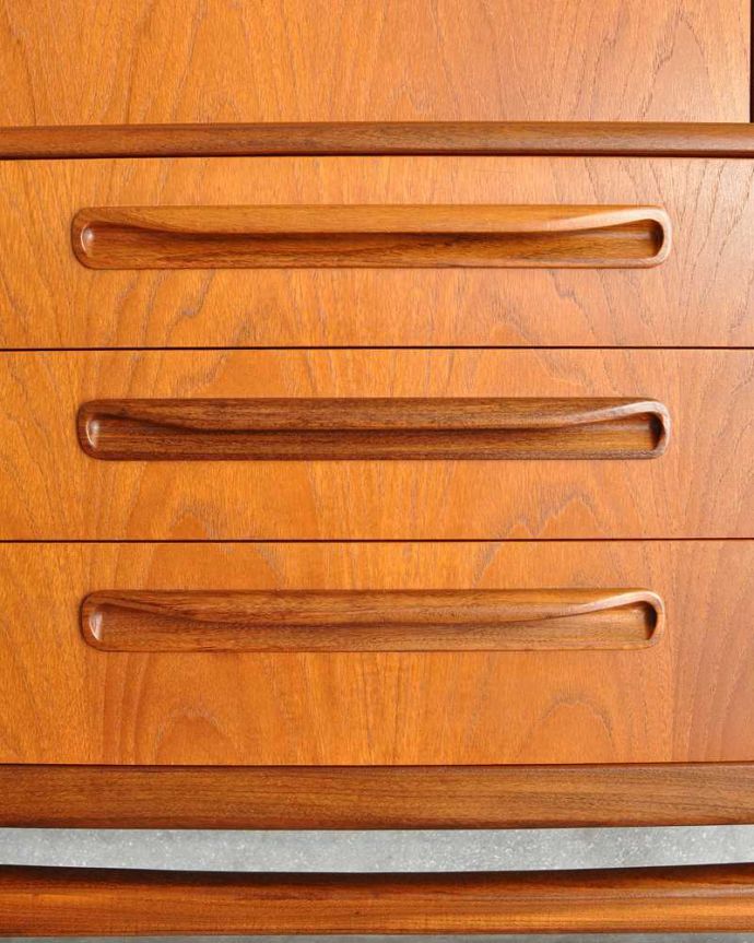 G-PLAN(Gプラン)　アンティーク家具　ヴィンテージの北欧インテリア、収納もたっぷりできるG-planのサイドボード(フレスコ)。デザインの一部になっている取っ手取っ手のデザインもシンプルかつ機能的に。(x-1291-f)