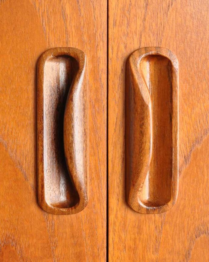 G-PLAN(Gプラン)　アンティーク家具　ヴィンテージの北欧インテリア、収納もたっぷりできるG-planのサイドボード(フレスコ)。扉の木目があたたかさを演出クールなデザインなのに、なんだかほっとするあたたかさ。(x-1291-f)