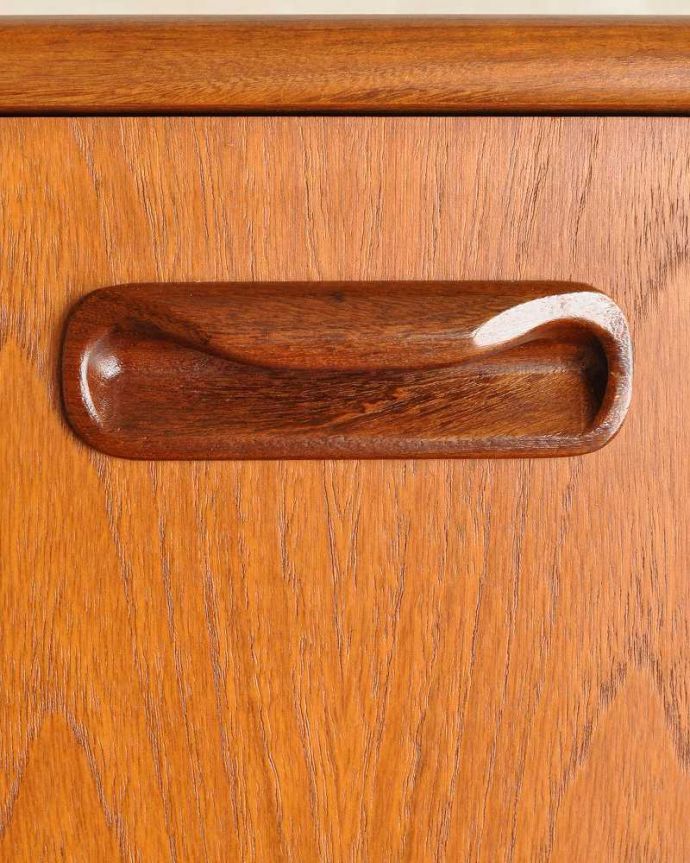 G-PLAN(Gプラン)　アンティーク家具　ヴィンテージの北欧インテリア、収納もたっぷりできるG-planのサイドボード(フレスコ)。扉の木目があたたかさを演出クールなデザインなのに、なんだかほっとするあたたかさ。(x-1291-f)