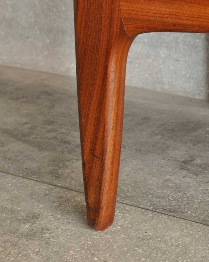 G-PLAN(Gプラン)　アンティーク家具　ヴィンテージの北欧インテリア、収納もたっぷりできるG-planのサイドボード(フレスコ)。スッキリとした脚の裏には…Handleの家具の脚裏にはフェルトキーパーをお付けしています。(x-1291-f)